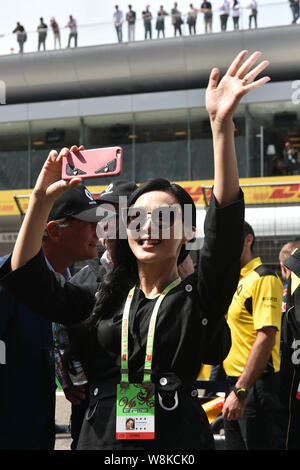 L'actrice chinoise Fan Bingbing vagues de spectateurs sur le cours à venir de la Formule 1 2016 Grand Prix de Chine à Shanghai, Chine, le 17 avril 2016. Banque D'Images