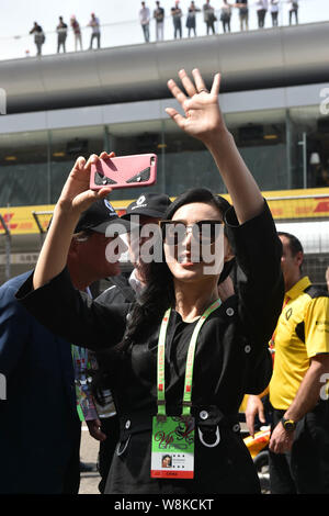 L'actrice chinoise Fan Bingbing vagues de spectateurs sur le cours à venir de la Formule 1 2016 Grand Prix de Chine à Shanghai, Chine, le 17 avril 2016. Banque D'Images