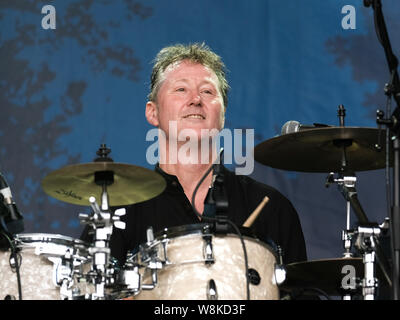 Banbury, UK. 09Th Aug 2019. Mark Walker batteur avec l'anglais et le groupe de rock progressif psychédélique Caravane effectue sur scène à Cropredy Festival à Banbury. Credit : SOPA/Alamy Images Limited Live News Banque D'Images