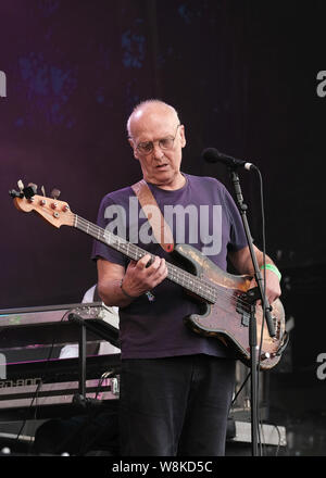 Banbury, UK. 09Th Aug 2019. Jim Leverton bassiste avec l'anglais et le groupe de rock progressif psychédélique Caravane effectue sur scène à Cropredy Festival à Banbury. Credit : SOPA/Alamy Images Limited Live News Banque D'Images