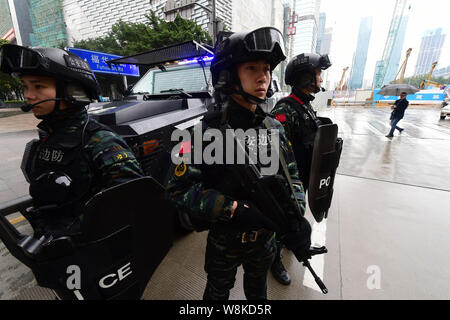 --FILE--policiers paramilitaires chinois armés montent la garde dans une rue de la ville de Shenzhen, province du Guangdong en Chine du Sud, 2 février 2016. Une proposition Banque D'Images