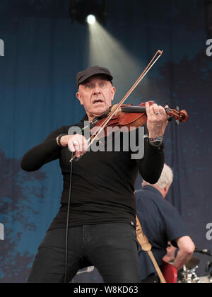 Banbury, UK. 09Th Aug 2019. Multi-instrumentiste Peter Geoffrey Richardson avec l'anglais et le groupe de rock progressif psychédélique Caravane effectue sur scène à Cropredy Festival à Banbury. Credit : SOPA/Alamy Images Limited Live News Banque D'Images