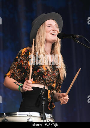 Banbury, UK. 09Th Aug 2019. Américaine Meghann Loney avec English famille contemporaine trio folk alternative Wildwood Kin effectue sur scène sur scène lors de Cropredy Festival à Banbury. Credit : SOPA/Alamy Images Limited Live News Banque D'Images