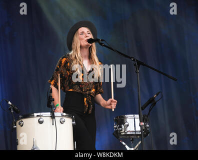 Banbury, UK. 09Th Aug 2019. Américaine Meghann Loney avec English famille contemporaine trio folk alternative Wildwood Kin effectue sur scène sur scène lors de Cropredy Festival à Banbury. Credit : SOPA/Alamy Images Limited Live News Banque D'Images