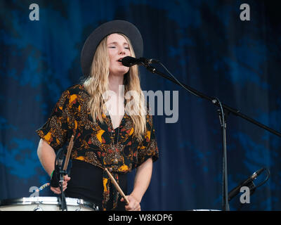 Banbury, UK. 09Th Aug 2019. Américaine Meghann Loney avec English famille contemporaine trio folk alternative Wildwood Kin effectue sur scène sur scène lors de Cropredy Festival à Banbury. Credit : SOPA/Alamy Images Limited Live News Banque D'Images