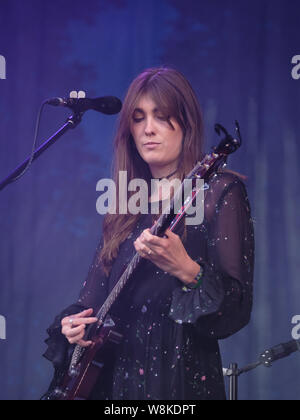 Banbury, UK. 09Th Aug 2019. Emillie avec clés English famille contemporaine autre trio folk Wildwood Kin effectue sur scène à Cropredy Festival à Banbury. Credit : SOPA/Alamy Images Limited Live News Banque D'Images