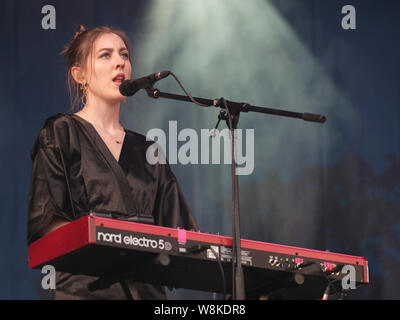 Banbury, UK. 09Th Aug 2019. Bethany avec clés English famille contemporaine trio folk alternative Wildwood Kin effectue sur scène sur scène lors de Cropredy Festival à Banbury. Credit : SOPA/Alamy Images Limited Live News Banque D'Images