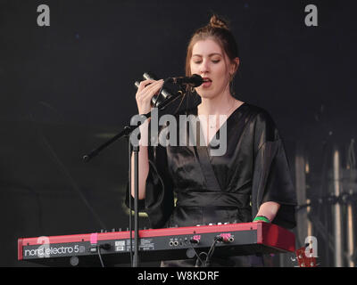 Banbury, UK. 09Th Aug 2019. Bethany avec clés English famille contemporaine trio folk alternative Wildwood Kin effectue sur scène sur scène lors de Cropredy Festival à Banbury. Credit : SOPA/Alamy Images Limited Live News Banque D'Images