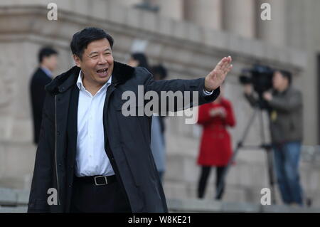 Zhu Guangyao, le Sous-ministre des Finances, les vagues comme il arrive au Palais du Peuple, à assister à la séance de clôture de la Quatrième Session Banque D'Images