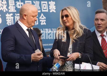 English football manager Mark Wright, à gauche, des entretiens avec son épouse Michelle Keegan lors d'une conférence de presse pour le premier ministre en Chine de légendes à Shanghai, Banque D'Images