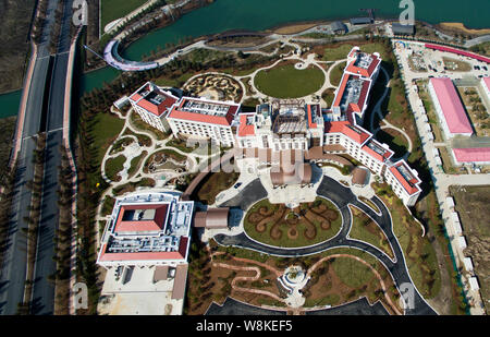 --FILE--Vue aérienne du Shanghai Disney Resort en construction à Pudong, Shanghai, Chine, le 3 février 2016. Disney's grand ouverture de son Shang Banque D'Images