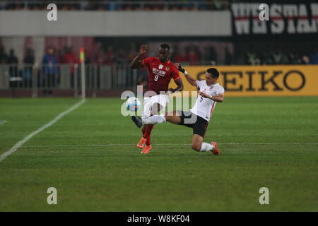 Jackson Martinez de la Chine Guangzhou Evergrande, gauche, défis Tomoaki Makino du Japon de Urawa Red Diamonds pendant leur match du groupe H de l'AFC Banque D'Images