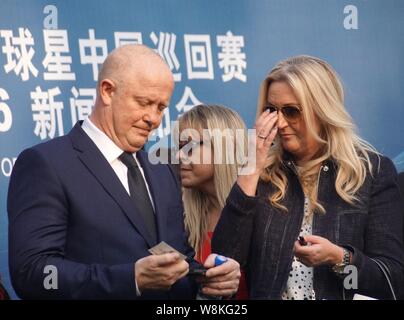 English football manager Mark Wright, à gauche, des entretiens avec son épouse Michelle Keegan lors d'une conférence de presse pour le premier ministre en Chine de légendes à Shanghai, Banque D'Images