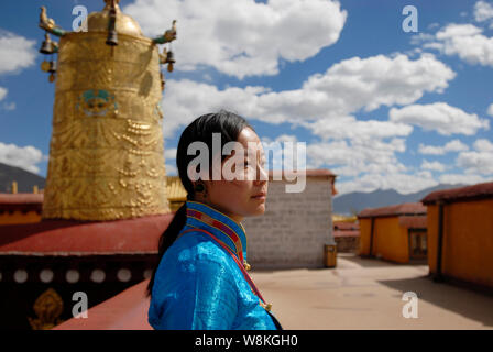 --FILE--une femme habillé en costume tibétain visite le Temple de Jokhang, ou Qokang, Monastère de Lhassa, au sud-ouest de la région autonome du Tibet de la Chine, 11 oct Banque D'Images