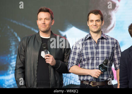 L'acteur britannique Henry Cavill, droite, et l'acteur américain Ben Affleck posent lors d'une première pour leur nouveau film 'Batman Superman v : Dawn of Justice', alterna Banque D'Images