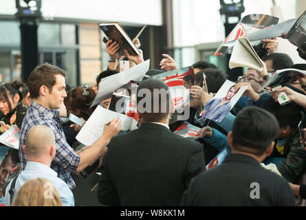 L'acteur britannique Henry Cavill, gauche, signe des autographes pour les fans lors d'une première pour son nouveau film 'Batman Superman v : Dawn of Justice', ou bien connu Banque D'Images