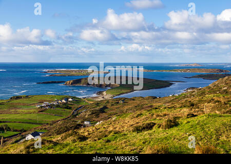 Vue sur les falaises et les îles de la Sky Road sur la façon sauvage de l'Atlantique, Connemara, comté de Galway, Irlande Banque D'Images