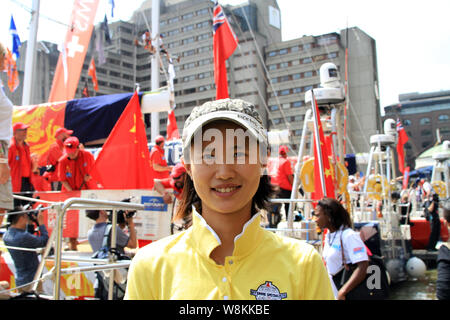 --FILE--champion olympique chinois voilier Xu Lijia pose après avoir fini le Clipper Round the World Yacht Race à Londres, Royaume-Uni, 12 juillet 2014. C Banque D'Images