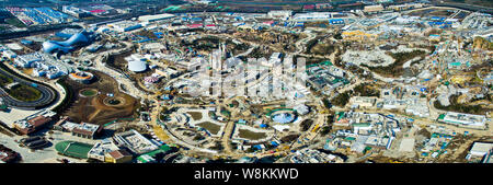 --FILE--Vue aérienne du Shanghai Disney Resort en construction à Pudong, Shanghai, Chine, le 3 février 2016. Disney's grand ouverture de son Shang Banque D'Images