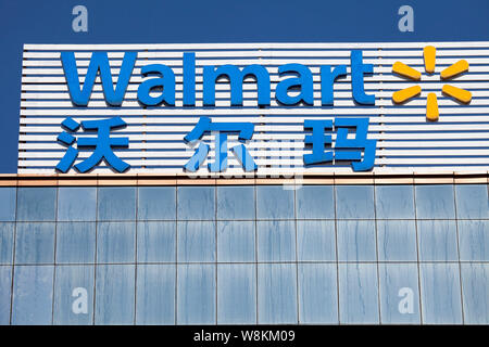 --FILE--Vue d'une pancarte de supermarché Walmart dans la ville de Jilin, province de Jilin du nord-est de la Chine, 12 mars 2016. Les procureurs américains enquête sur al Banque D'Images