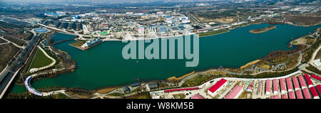 --FILE--Vue aérienne du Shanghai Disney Resort en construction à Pudong, Shanghai, Chine, le 3 février 2016. Disney's grand ouverture de son Shang Banque D'Images