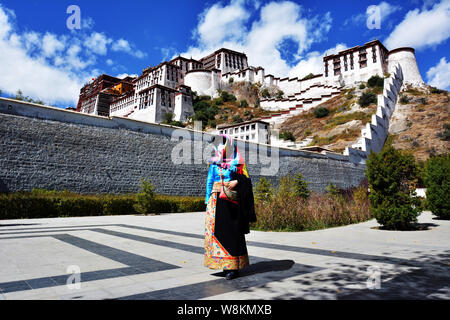 --FILE--une femme habillé en costume tibétain pose pour des photos devant le Palais du Potala à Lhassa, le sud-ouest de la Chine, région autonome du Tibet, 10 Octo Banque D'Images