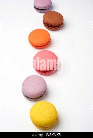 Multi-couleur des macarons de la farine d'amande sur un fond blanc, selective focus Banque D'Images