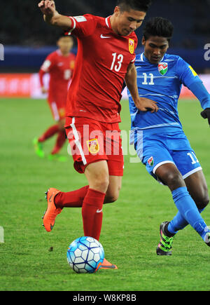 Zhao Mingjian de Chine, gauche, défis Naaiz Hassan des Maldives dans leur match du groupe C au cours de la deuxième ronde de qualification en vue d'Asie la FIFA 2018 Banque D'Images