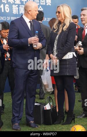 English football manager Mark Wright, à gauche, des entretiens avec son épouse Michelle Keegan lors d'une conférence de presse pour le premier ministre en Chine de légendes à Shanghai, Banque D'Images