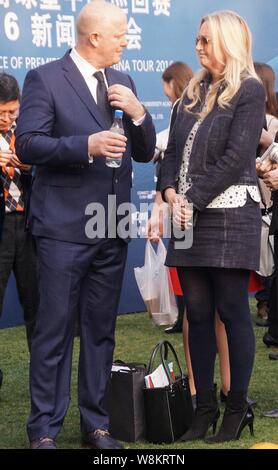 English football manager Mark Wright, à gauche, des entretiens avec son épouse Michelle Keegan lors d'une conférence de presse pour le premier ministre en Chine de légendes à Shanghai, Banque D'Images