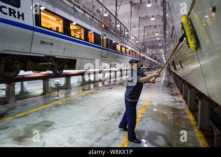 Un des travailleurs chinois (Chine CRH nettoie à grande vitesse ferroviaire) bullet train à une station d'entretien dans la ville de Shenzhen, province du Guangdong en Chine du Sud, 31 J Banque D'Images