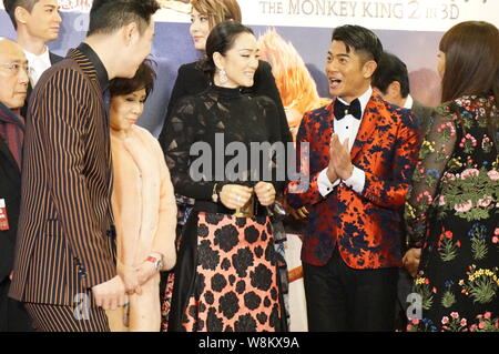 L'actrice chinoise Gong Li, centre, Hong Kong, chanteur et acteur Aaron Kwok, deuxième à droite, et d'autres acteurs et vous assister à un événement pour premiere e Banque D'Images