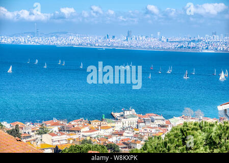 Yachts au large du Quai des Princes Büyükada dans les îles au large de Istanbul Turquie Banque D'Images