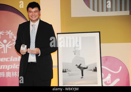 --FILE--retraité de basket-ball chinois Yao Ming superstar sourit lors d'un banquet de bienfaisance à Shanghai, Chine, 12 juin 2015. Superstar chinois Yao Ming c Banque D'Images