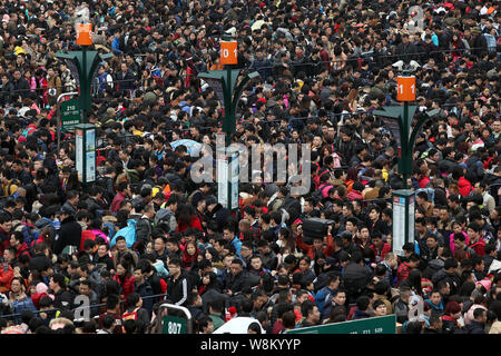 Des foules de passagers chinois qui dirigent accueil pour le prochain Nouvel An Chinois, aussi appelé Fête du Printemps, d'attente à la place en face de la Banque D'Images