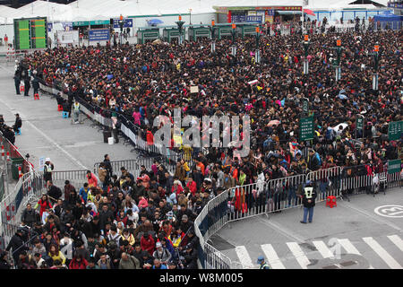 Des foules de passagers chinois qui dirigent accueil pour le prochain Nouvel An Chinois, aussi appelé Fête du Printemps, d'attente à la place en face de la Banque D'Images