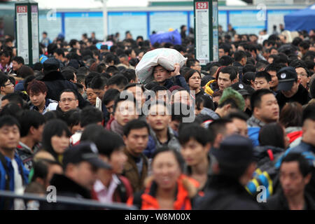 Des foules de passagers chinois qui dirigent accueil pour le prochain Nouvel An Chinois, aussi appelé Fête du Printemps, d'attente à la place en face de la Banque D'Images