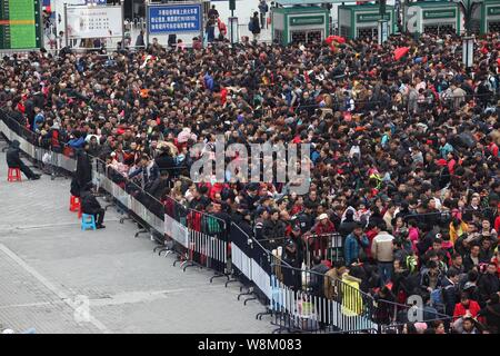 Des foules de passagers chinois qui dirigent accueil pour le prochain Nouvel An Chinois, aussi appelé Fête du Printemps, d'attente à la place en face de la Banque D'Images