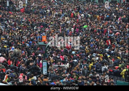 Des foules de passagers chinois qui dirigent accueil pour le prochain Nouvel An Chinois, aussi appelé Fête du Printemps, d'attente à la place en face de la Banque D'Images