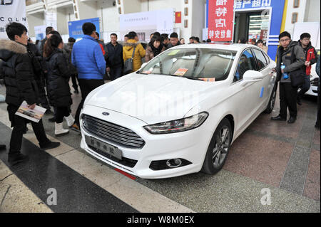 --FILE--visiteurs chinois regarder une voiture de Ford à l'écran lors d'une auto show à Shenyang city, Liaoning Province du nord-est de la Chine, le 9 janvier 2016. Ch Banque D'Images