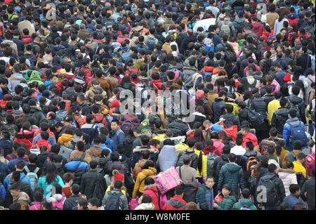 Des foules de passagers chinois qui dirigent accueil pour le prochain Nouvel An Chinois, aussi appelé Fête du Printemps, d'attente à la place en face de la Banque D'Images