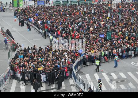 Des foules de passagers chinois qui dirigent accueil pour le prochain Nouvel An Chinois, aussi appelé Fête du Printemps, d'attente à la place en face de la Banque D'Images