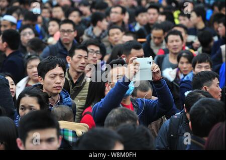 Des foules de passagers chinois qui dirigent accueil pour le prochain Nouvel An Chinois, aussi appelé Fête du Printemps, d'attente à la place en face de la Banque D'Images