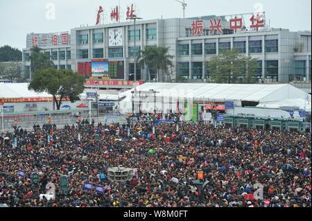 Des foules de passagers chinois qui dirigent accueil pour le prochain Nouvel An Chinois, aussi appelé Fête du Printemps, d'attente à la place en face de la Banque D'Images