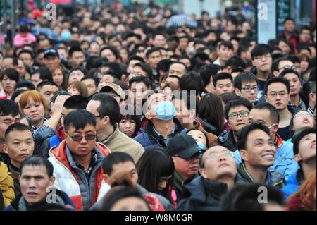 Des foules de passagers chinois qui dirigent accueil pour le prochain Nouvel An Chinois, aussi appelé Fête du Printemps, d'attente à la place en face de la Banque D'Images