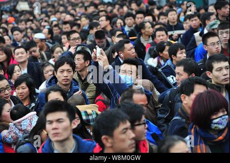 Des foules de passagers chinois qui dirigent accueil pour le prochain Nouvel An Chinois, aussi appelé Fête du Printemps, d'attente à la place en face de la Banque D'Images