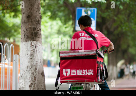 --FILE--un livreur chinois Baidu est en ligne de service de livraison de nourriture waimai.baidu.com ride sur une rue dans la ville de Guangzhou, Chine du sud pro du Guangdong Banque D'Images