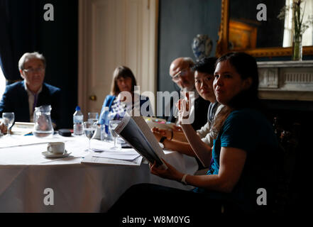 Cambridge, UK. 9 Août, 2019. Un poète (1e R) lit son poème au cours d'un Forum de poésie à la 5e Cambridge Xu Zhimo Poésie et Art Festival 2019 au King's College, Université de Cambridge, Cambridge, Angleterre le 9 août, 2019. Pour aller avec 'caractéristique : Xu Zhimo Memorial Garden ouvre au King's College de Cambridge' Credit : Han Yan/Xinhua/Alamy Live News Banque D'Images