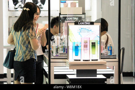 ---Fichier-clients acheter Lancome et les produits de beauté à un centre commercial dans la ville de Nanjing, Jiangsu province de Chine orientale, 4 août 2015. Total Banque D'Images