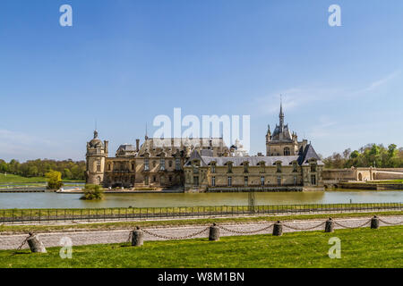 Le château de Chantilly se situe à Chantilly (Oise), en région des Hauts-de-France, en France, dans la vallée de la Nonette, affluent de l'Oise. Banque D'Images